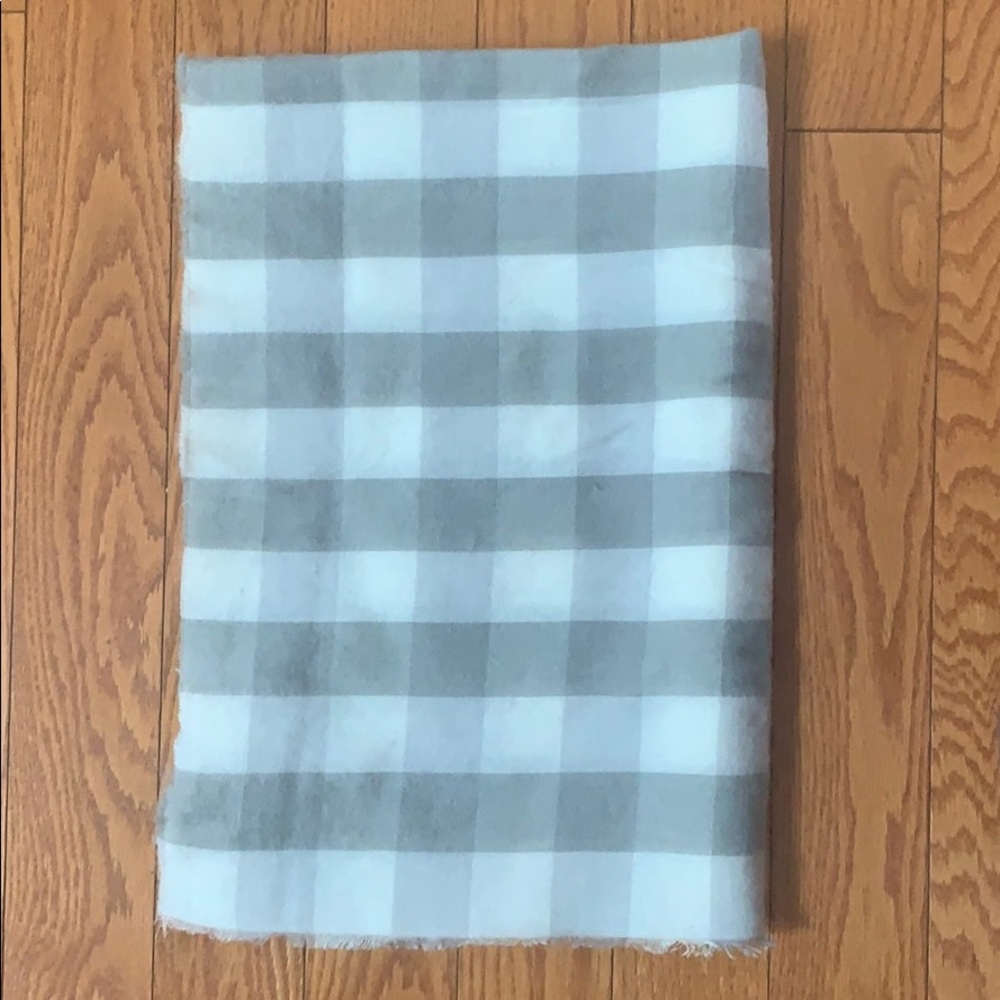 Gap gray and white checkered scarf